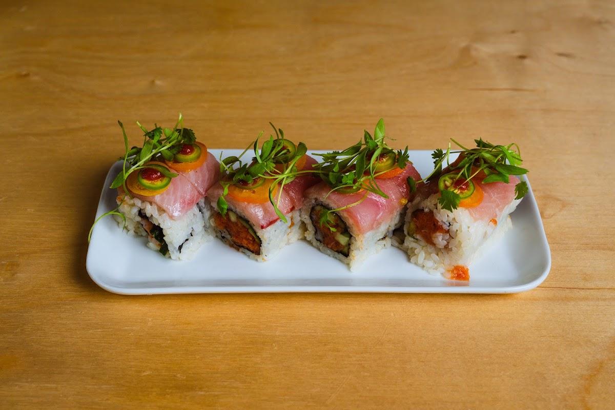 Hanamokoshi roll